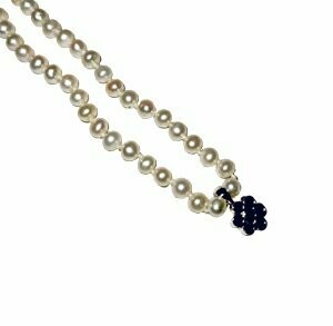 Collar perlas y colgante oro blanco con diamantes negros
