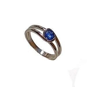 Sortija en oro blanco  con zafiro azul