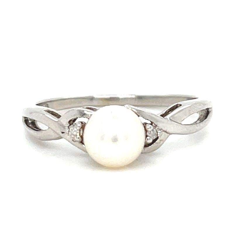 Pearl Ring in 10k White Gold