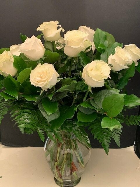 1 Dozen of Mondial Roses in a Vase
