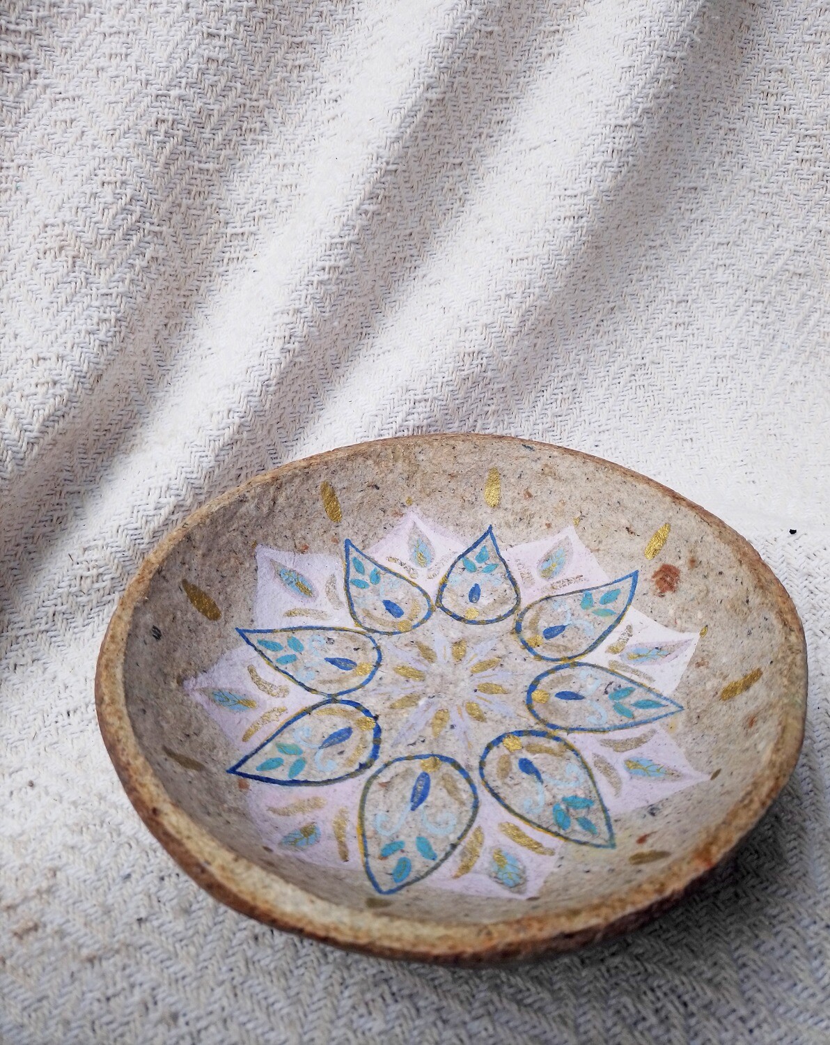 Vasija Mandala lavanda y dorada