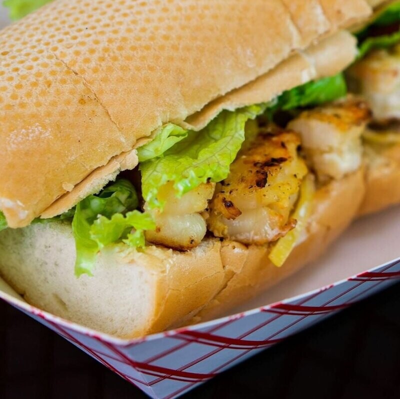 Sándwich de camarón empanizado