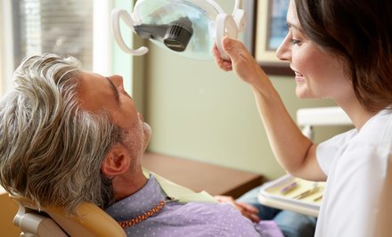 Visita odontoiatrica con pulizia, smacchiamento, estrazione o otturazione da Steda Dental (sconto fino a 73%)