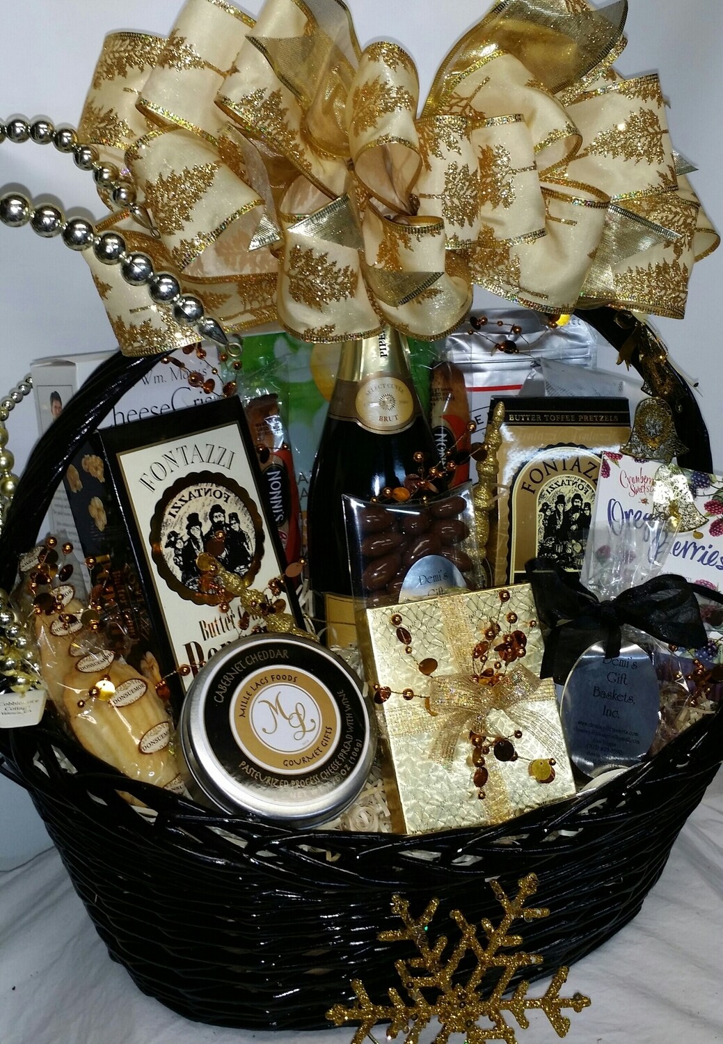 Deluxe Holiday Gift Basket Deluxe Holiday Gift Basket