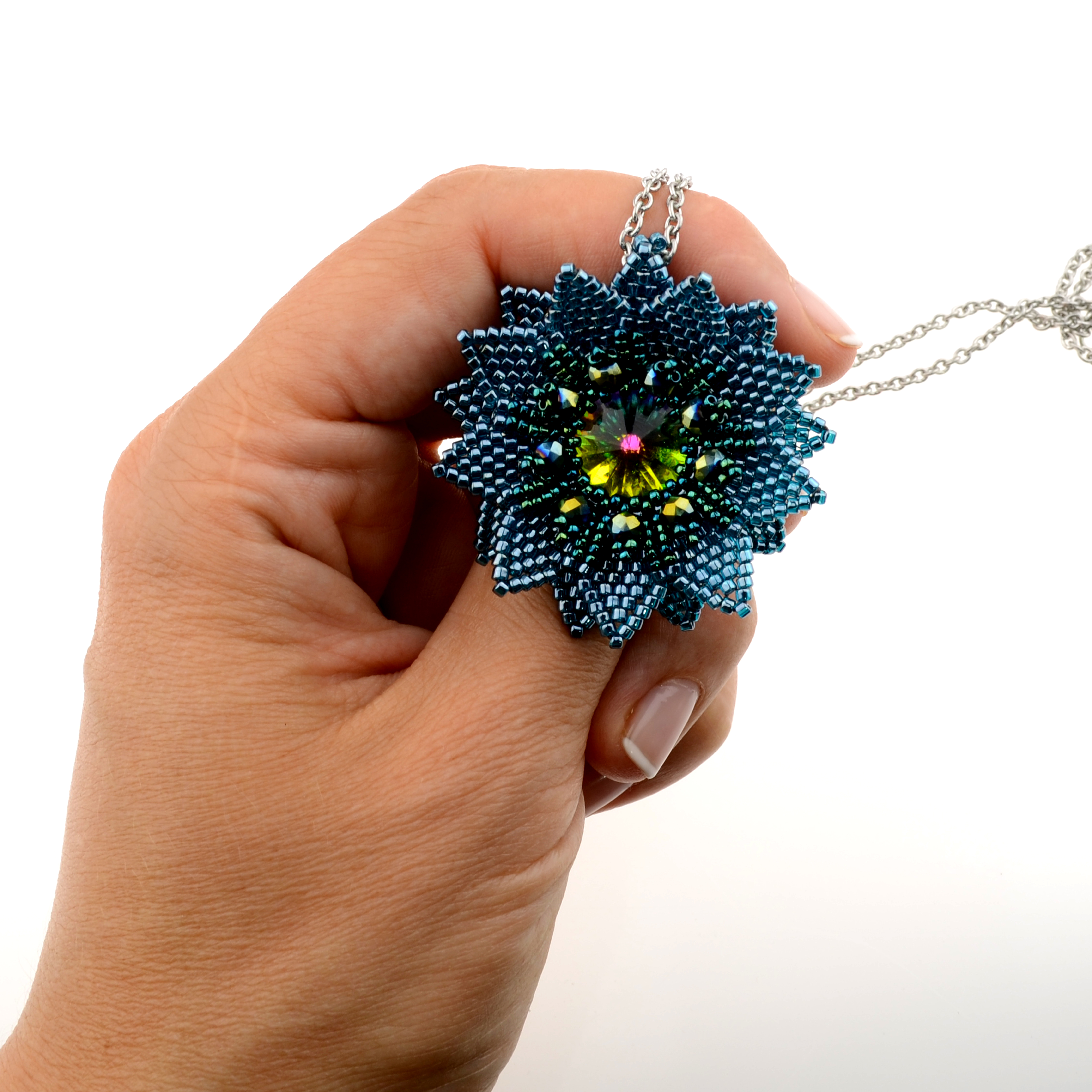 Anhänger in Blütenform mit irisierendem Kristall und blauen Rocailles, DIY-Set zum Selberfädeln.