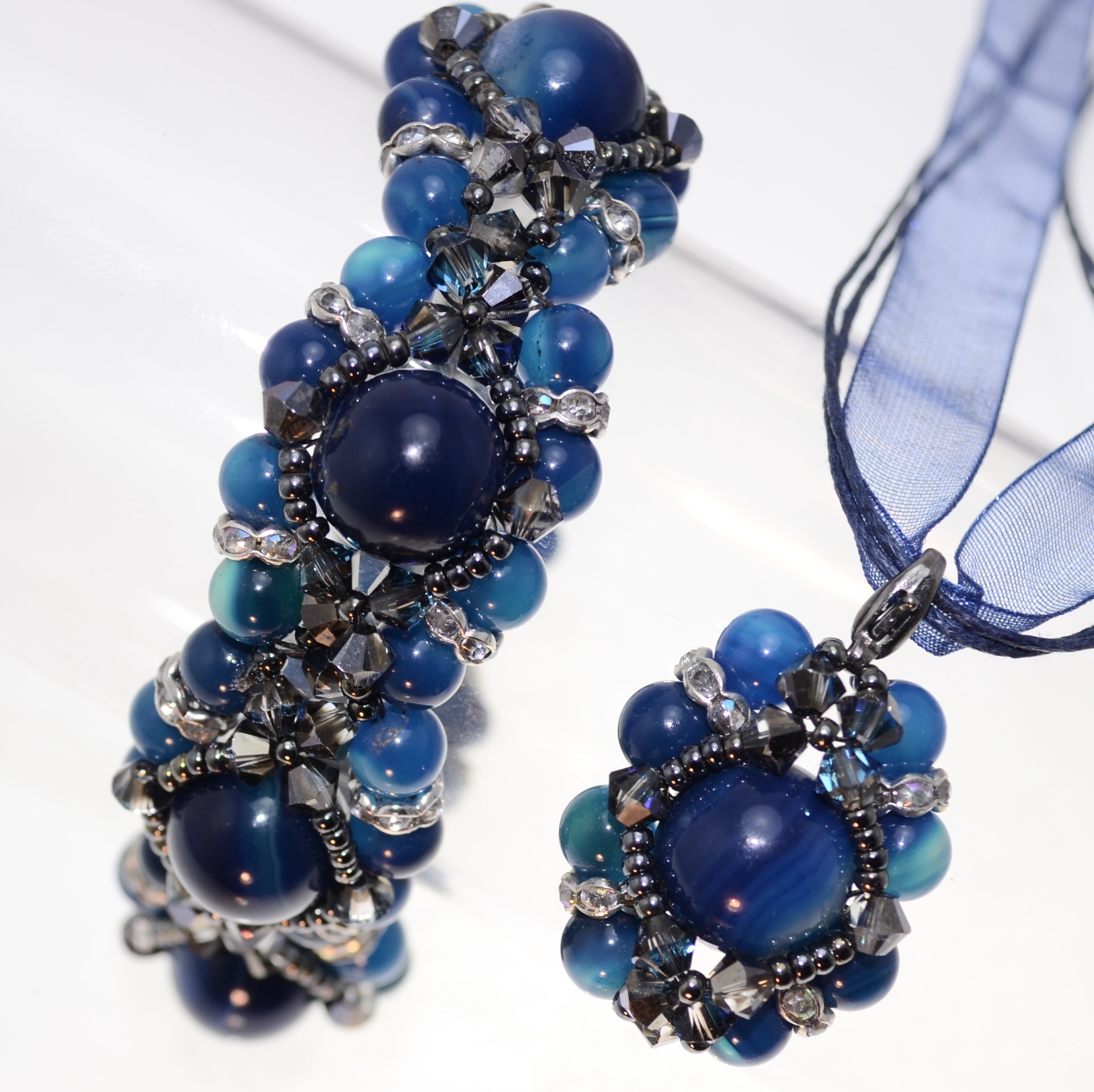 504. Bastelidee / Schmuck selber machen / mit Steinen / Achat blau