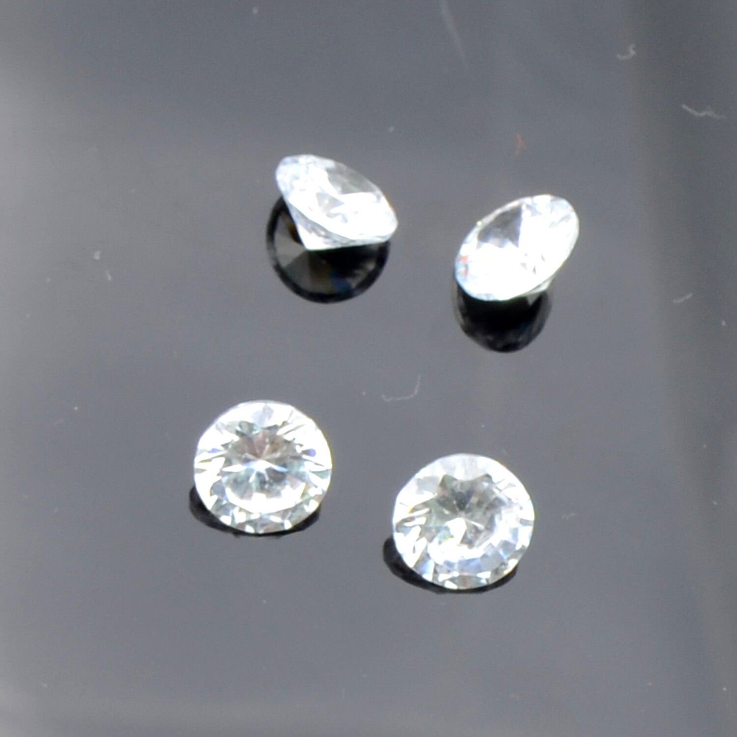 Hochwertige Strasssteine aus Zirconia 8mm / 3 Stück