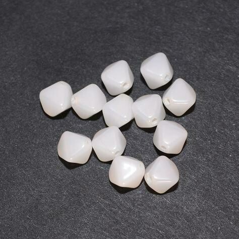 Pyramide 6x6mm weiß/ 20 Stück