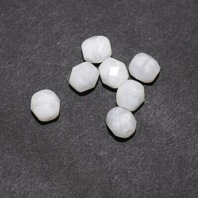 Facettperlen opal weiß 6mm / 14 Stück Facettperlen opal weiß 6mm / 14 Stück
