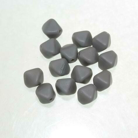 Pyramiden 6x6mm grau matt / 20 Stück
