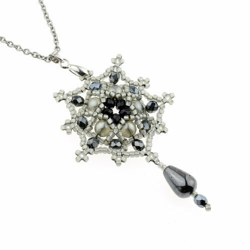 Kette mit Anhänger in silbergrau / handarbeit