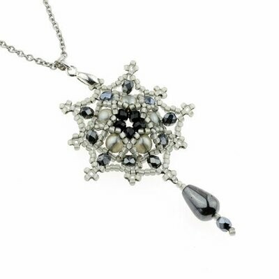 Kette mit Anhänger in silbergrau / handarbeit