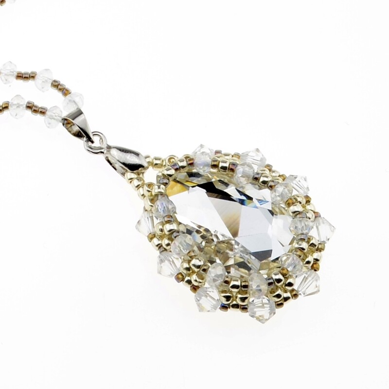 905. Lange Kette mit Anhänger in silber-weiß