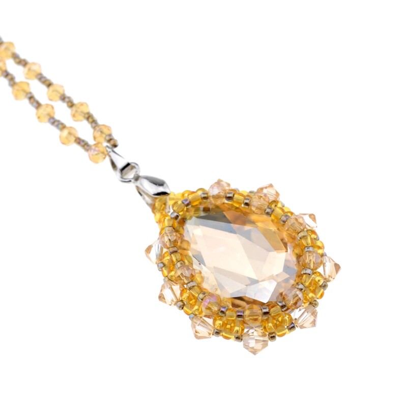 905. Lange Kette mit Anhänger in champagner