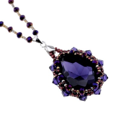 905. Lange Kette mit Anhänger in lila 905. Lange Kette mit Anhänger in lila