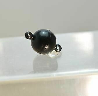 Zwei schwarze Magnetverschlüsse aus Acryl in Kugelform, Ø 10 mm – für moderne Schmuckdesigns und DIY-Projekte