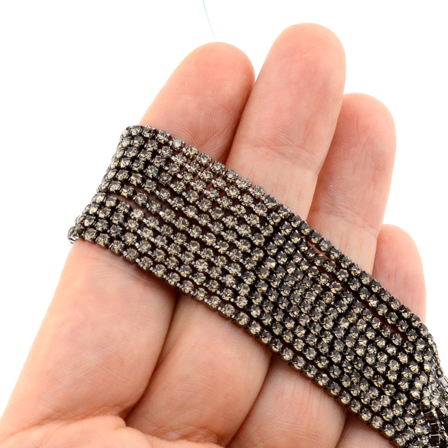 Strasskette - Einreihige Strass-Tassenkette für Schmuckherstellung, Hochwertige Glaskristalle, DIY Funkelnde Accessoire Strassband in Metallfassung, Strassborte dunkelgrau 2mm / 50cm