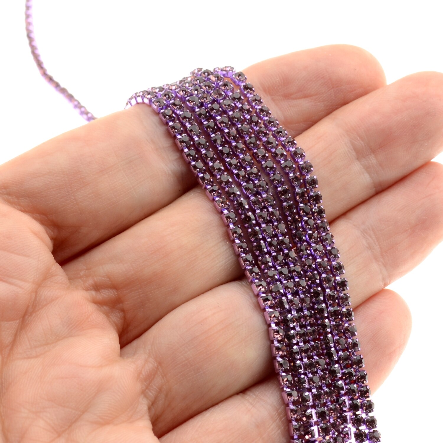 Strasskette - Einreihige Strass-Tassenkette für Schmuckherstellung, Hochwertige Glaskristalle, DIY Funkelnde Accessoire Strassband in Metallfassung, Straßsteinkette, Strassborte flieder 2mm / 50cm Strasskette - Einreihige Strass-Tassenkette für Schmuckherstellung, Hochwertige Glaskristalle, DIY Funkelnde Accessoire Strassband in Metallfassung, Straßsteinkette, Strassborte flieder 2mm / 50cm