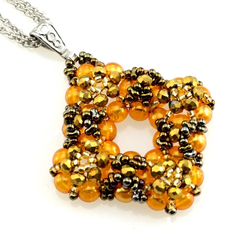 Lange Kette mit Anhänger in gold