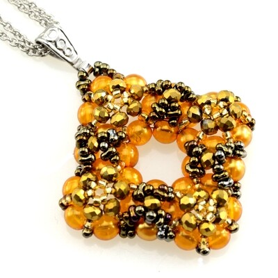 Lange Kette mit Anhänger in gold