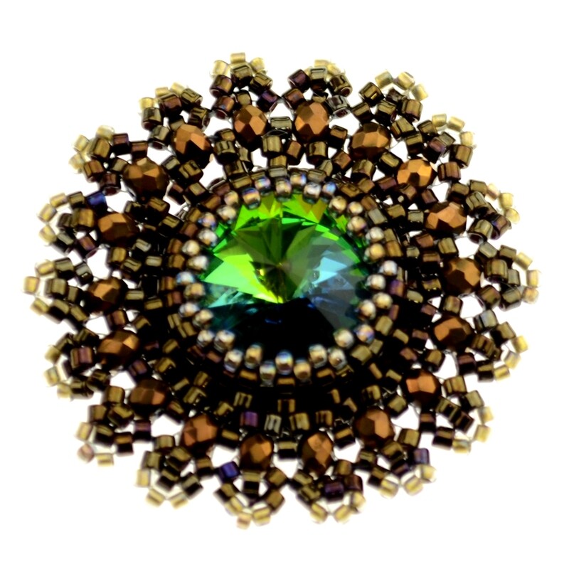 Handgemachte Damen Brosche Blume mit einem schönen Kristallstein stilvoll und klassisch
