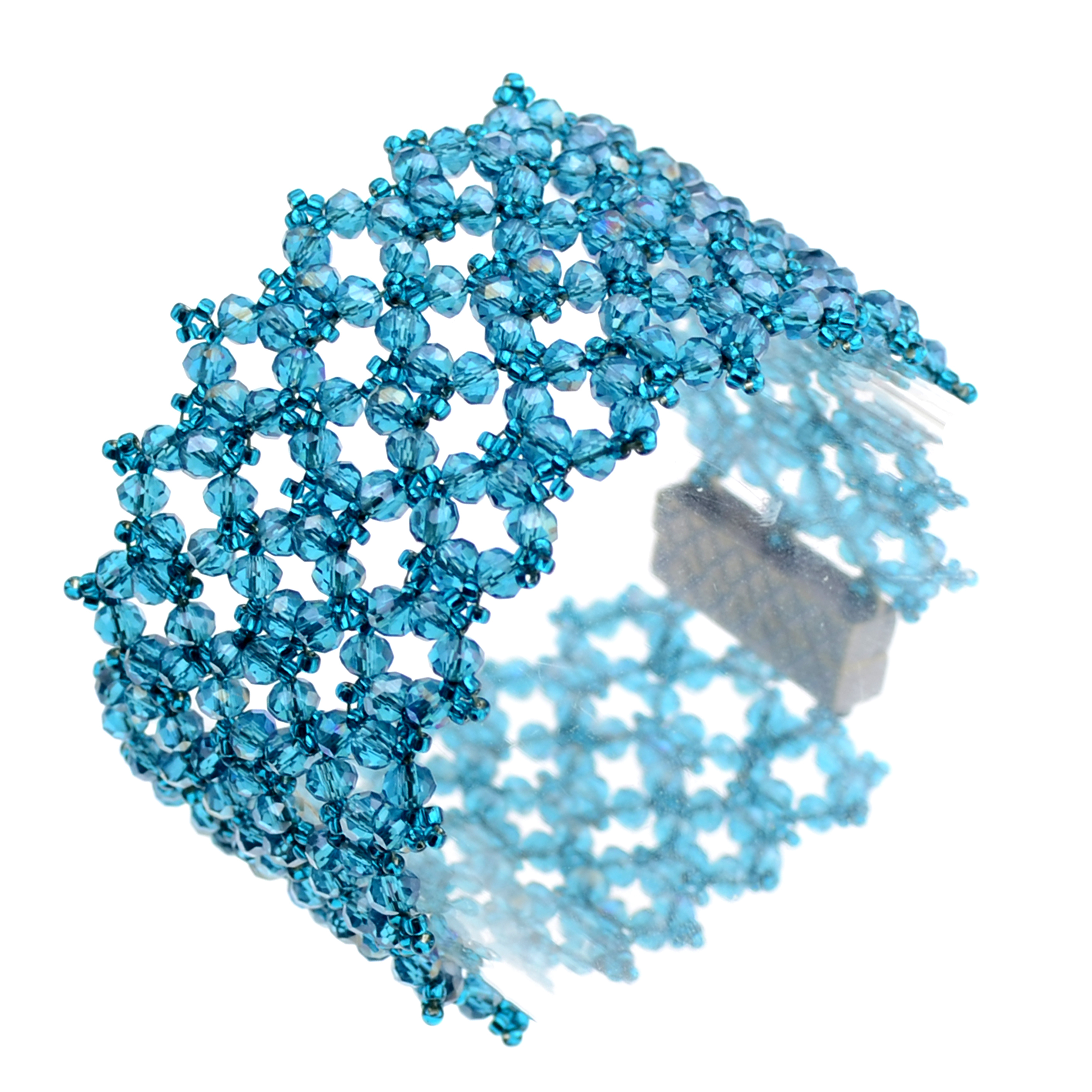 Himmelblaues DIY-Schmuckset für ein glitzerndes Armband aus facettierten Perlen.