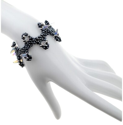 DIY-Schmuckset „Midnight Ivy“ – Armband mit dunklen Glasperlen und goldenen Spikes, inspiriert von nächtlichem Efeu.

