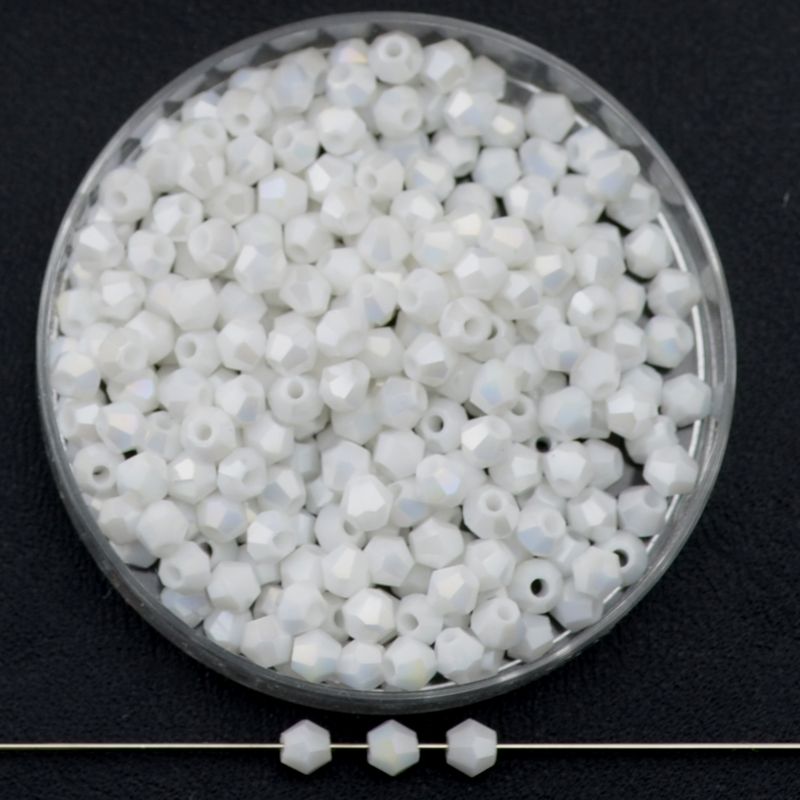 Doppelkegel-Kristallglasperlen – Opalweiß AB-Effekt, 3 mm I 40 Stück Facettierte Glasperlen in Opalweiß, Bicone-Schliff, 4 mm, mit zartem AB-Schimmer auf schwarzem Hintergrund