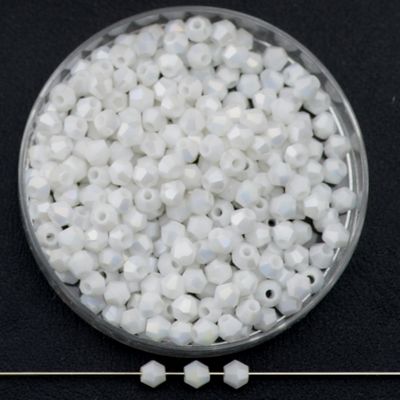 Facettierte Glasperlen in Opalweiß, Bicone-Schliff, 4 mm, mit zartem AB-Schimmer auf schwarzem Hintergrund
