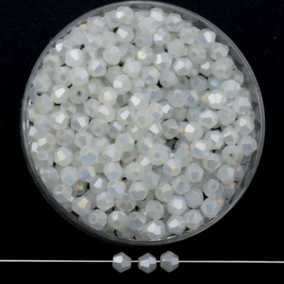 Doppelkegel-Kristallglasperlen – Kristallweiß AB-Effekt, 3 mm I 40 Stück Facettierte Glasperlen in Kristallweiß, Bicone-Schliff, 3 mm, mit AB-Schimmer auf schwarzem Hintergrund