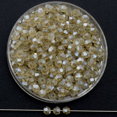 Facettierte Glasperlen in Champagner, Bicone-Schliff, 3 mm, mit AB-Schimmer auf schwarzem Hintergrund