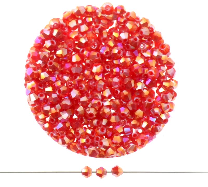 Doppelkegel-Kristallglasperlen – Rubinrot AB-Effekt, 3 mm I 40 Stück Facettierte Glasperlen in Rubinrot, Bicone-Schliff, 3 mm, mit AB-Schimmer auf weißem Hintergrund