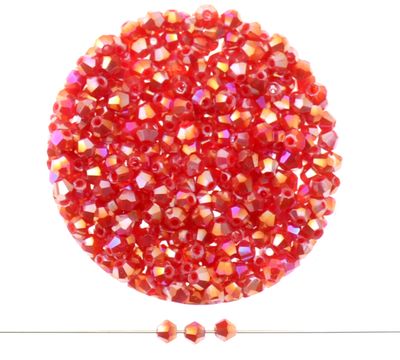 Doppelkegel-Kristallglasperlen – Rubinrot AB-Effekt, 3 mm I 40 Stück Facettierte Glasperlen in Rubinrot, Bicone-Schliff, 3 mm, mit AB-Schimmer auf weißem Hintergrund