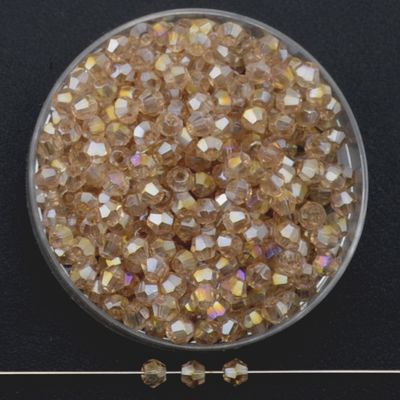 Facettierte Glasperlen in Cognac, Bicone-Schliff, 3 mm, mit AB-Schimmer auf schwarzem Hintergrund