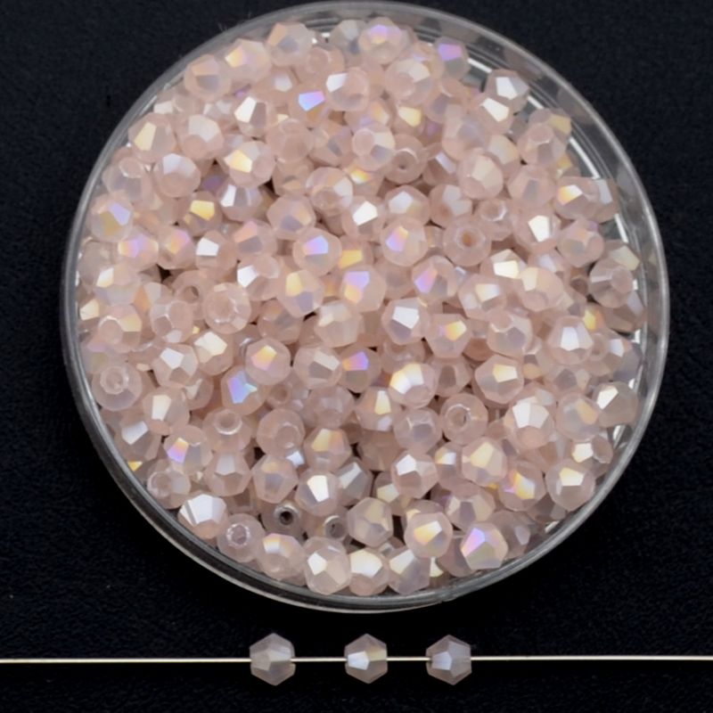 Doppelkegel-Kristallglasperlen – Roségold AB-Effekt, 3 mm I 40 Stück Facettierte Glasperlen in Puderrosa, Bicone-Schliff, 3 mm, mit AB-Schimmer auf schwarzem Hintergrund