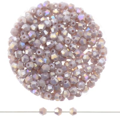 Doppelkegel-Kristallglasperlen – Mauve AB-Effekt, 3 mm I 40 Stück Гранёные стеклянные бусины биконус 3 мм, сиренево-серые с эффектом AB, на белом фоне