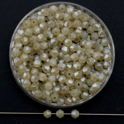 Doppelkegel-Kristallglasperlen – Sandbeige AB-Effekt, 3 mm I 40 Stück Doppelkegel-Kristallglasperlen – Sandbeige AB-Effekt, 3 mm I 40 Stück