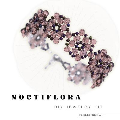 Detailreich gefädeltes DIY-Armband aus violetten Glasperlen in Blütenform