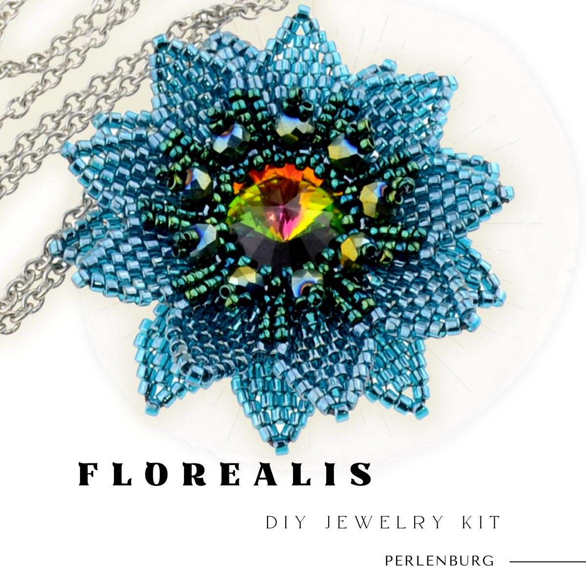 Anhänger in Blütenform mit irisierendem Kristall und blauen Rocailles, DIY-Set zum Selberfädeln.