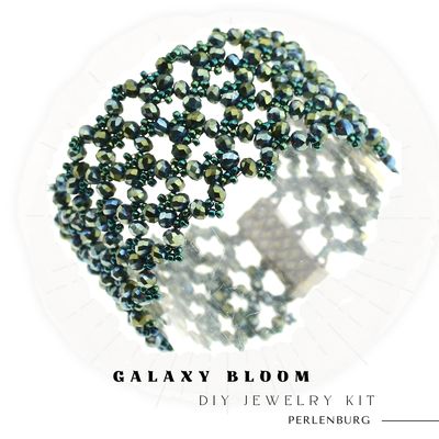 Opulentes DIY-Schmuckset für ein funkelndes Armband – mit facettierten Glasperlen in Galaxie-Farben.