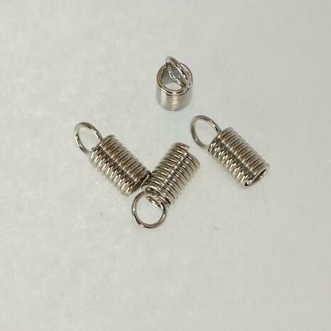 Alt-Text generiert:
16 silberfarbene Spiral-Endkappen 8×2 mm mit Öse, ideal für DIY-Schmuck & feine Bänder