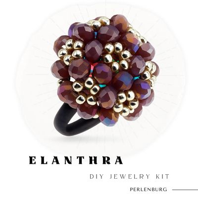 Detailansicht des DIY-Rings „Elanthra“ aus goldenen und rubinroten Perlen auf schwarzer Ringschiene.