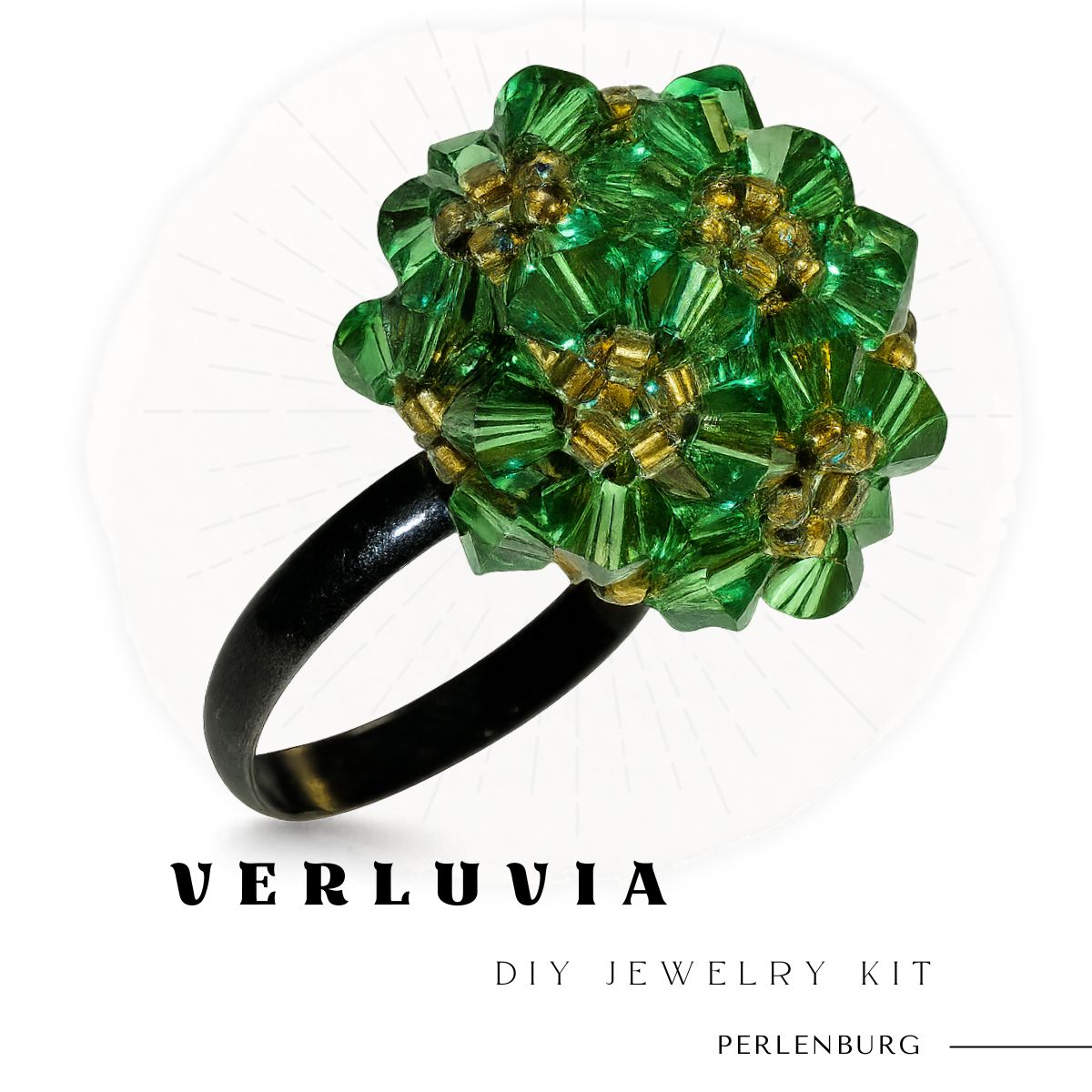 Grüner Blütenring „Verluvia“ aus Bicone-Perlen und goldenen Details auf schwarzer Ringschiene – DIY-Set von Perlenburg.