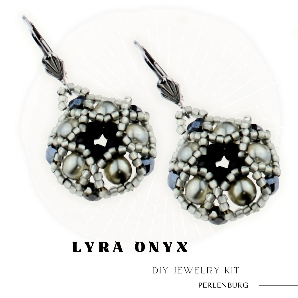 DIY-Schmuckset „Lyra Onyx“ – Ohrringe mit grauen Perlen & Anleitung (Faden + Nadel gratis dazu) DIY-Schmuckset „Lyra Onyx“ – Ohrringe mit grauen Perlen & Anleitung (Faden + Nadel gratis dazu)