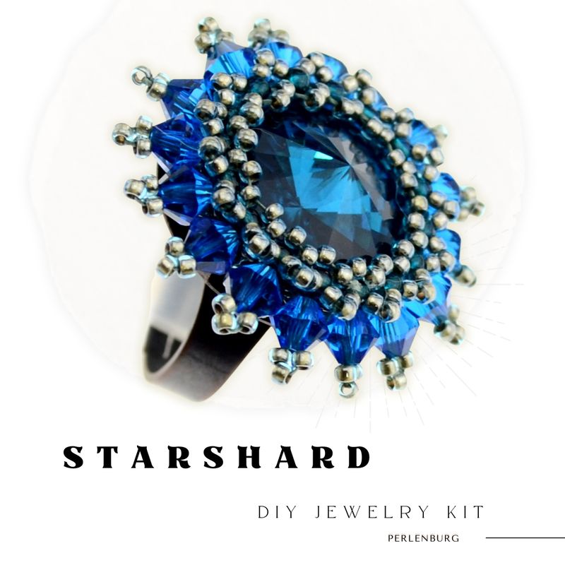 Handgefertigter Statement-Ring mit facettiertem Kristall in Tiefblau, umgeben von filigraner Perlenfassung in Silber- und Saphirtönen – aus der Perlenburg Legends Kollektion.