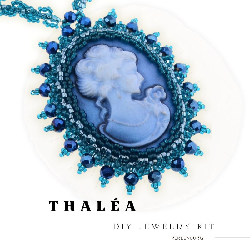 DIY-Anhänger „Thaléa“ mit blauem Cabochon im Vintage-Stil und kunstvoller Perlenfassung