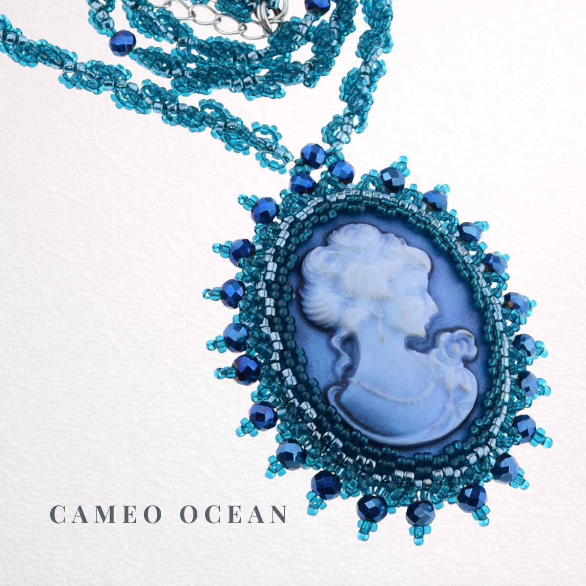 Kamee Kette – Cameo Ocean | Perlenkunst, Glasperlen in Ozeanblau & Petrol, eleganter Statement-Schmuck, handgefertigt Kamee Kette – Cameo Ocean | Perlenkunst, Glasperlen in Ozeanblau & Petrol, eleganter Statement-Schmuck, handgefertigt