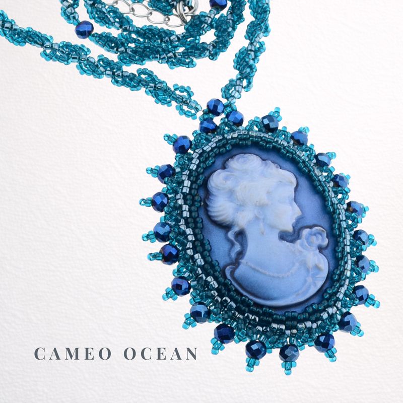 Kamee Kette – Cameo Ocean | Perlenkunst, Glasperlen in Ozeanblau & Petrol, eleganter Statement-Schmuck, handgefertigt Kamee Kette – Cameo Ocean | Perlenkunst, Glasperlen in Ozeanblau & Petrol, eleganter Statement-Schmuck, handgefertigt