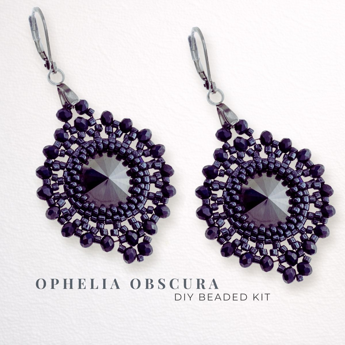 DIY Schmuckset „Ophelia Obscura“ – elegante Ohrringe mit dunklem Rivoli und dunklen Perlen, Ohrringe selber basteln im märchenhaften Design.