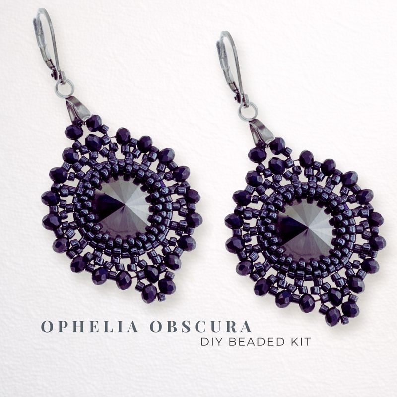 DIY Schmuckset „Ophelia Obscura“ – elegante Ohrringe mit dunklem Rivoli und dunklen Perlen, Ohrringe selber basteln im märchenhaften Design.